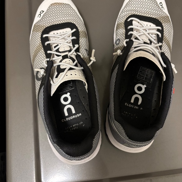 Women’s size 6.5 on running sneakers black and white - Picture 3 of 3